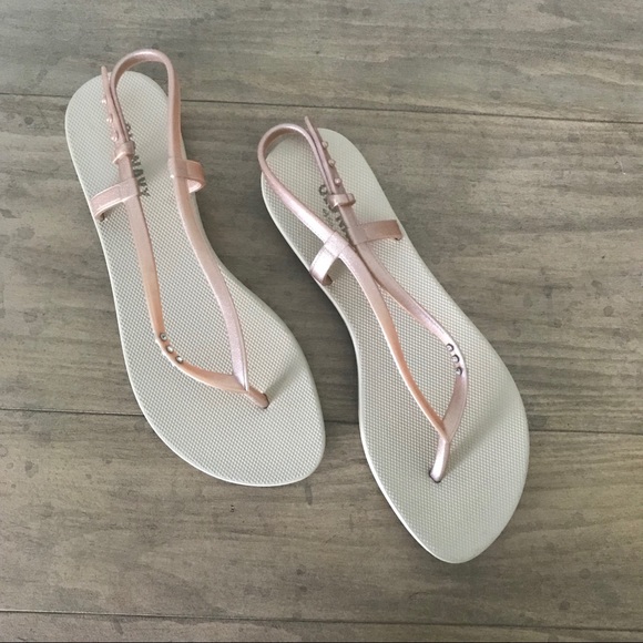 old navy flip flops with back strap